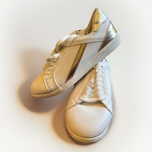 NWOB TORRID white With Metallic Stripes Sneakers 10w